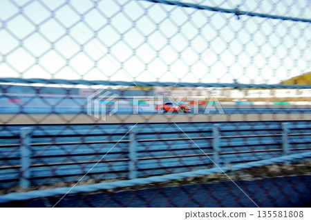 漂移的橙色轎車 135581808