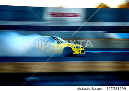 漂移的黃色跑車 135581809