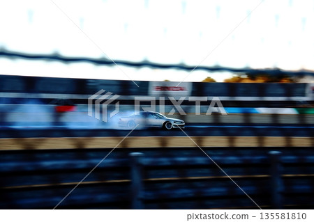 漂移的銀色轎車 135581810