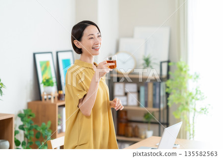 中年婦女在客廳看電腦 135582563