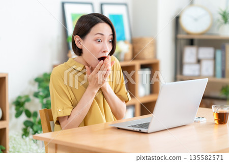 中年婦女在客廳看電腦 135582571