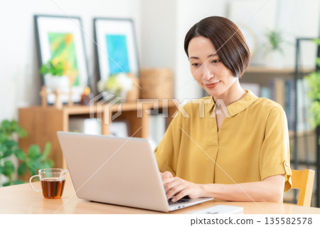 中年婦女在客廳看電腦 135582578