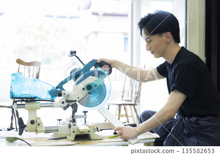 男子使用滑動圓鋸 135582653