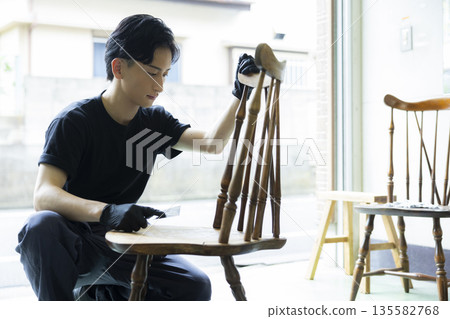 Man painting a chair 135582768