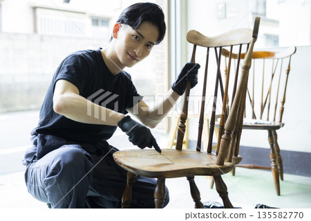 Man painting a chair 135582770