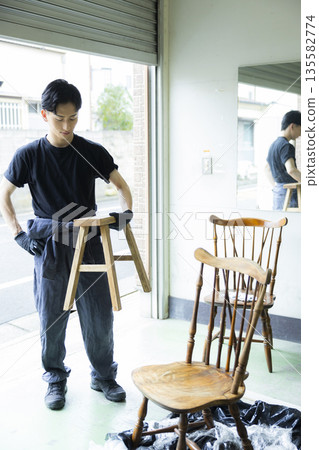 男人正在粉刷椅子 135582774