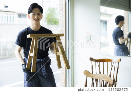 男人正在粉刷椅子 135582775