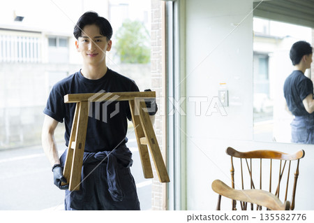 男人正在粉刷椅子 男人正在粉刷椅子 135582776