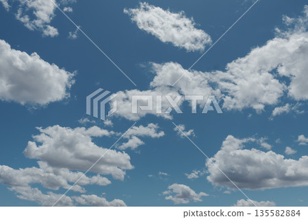 夏天的藍天白雲 135582884