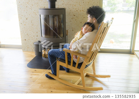 一個抱著嬰兒的男人 135582935