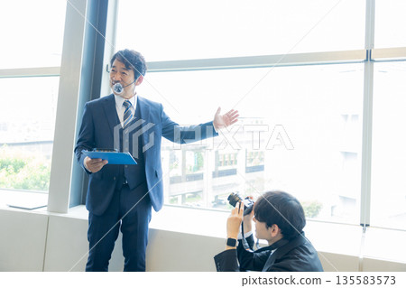 攝影師正在拍攝一位穿著西裝的男士 135583573