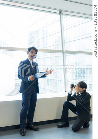 攝影師正在拍攝一位穿著西裝的男士 135583574