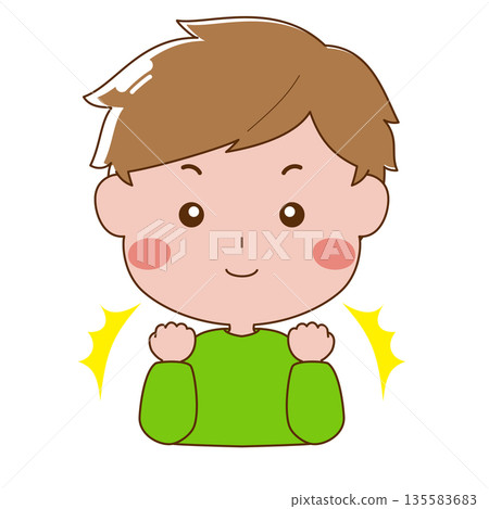 微笑的男孩緊握著拳頭。 135583683