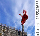 藍天下，在建樓宇和紅色塔吊林立－城市發展景象 135583686