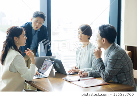 Businessmen having a meeting Businessmen having a meeting 135583700