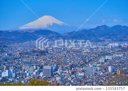 Spring view of the west side from the Gongenyama Observatory in Koboyama Park, Hadano City, Kanagawa Prefecture (including Hadano city, Mt. Fuji, and Mt. Takamatsu) Spring view of the west side from the Gongenyama Observatory in Koboyama Park, Hadano City, Kanagawa Prefecture (including Hadano city, Mt. Fuji, and Mt. Takamatsu) 135583757