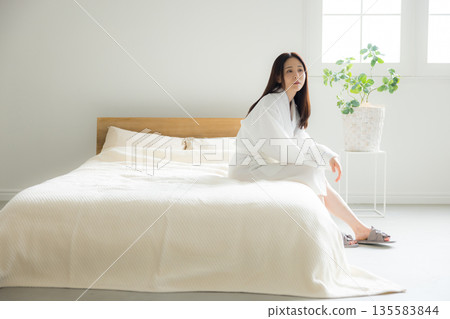 放鬆在床的婦女 放鬆在床的婦女 135583844