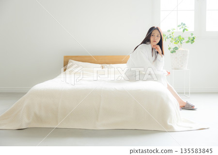 放鬆在床的婦女 135583845