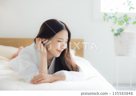 放鬆在床的婦女 放鬆在床的婦女 135583848