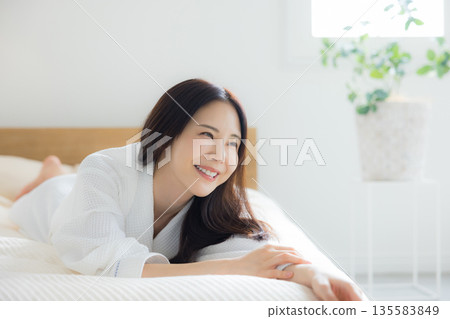 放鬆在床的婦女 135583849