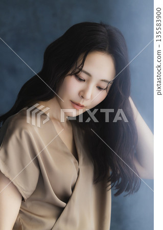 Women's portrait 135583900
