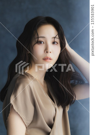 Women's portrait 135583901