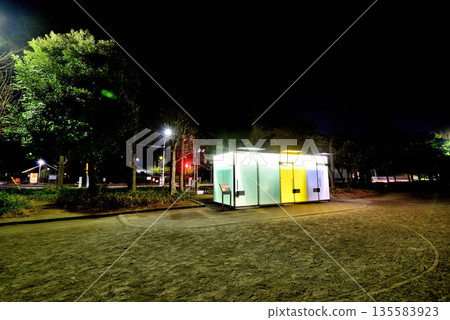澀谷區春之川社區公園廁所夜景 135583923