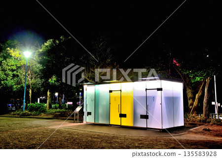 澀谷區春之川社區公園廁所夜景 135583928