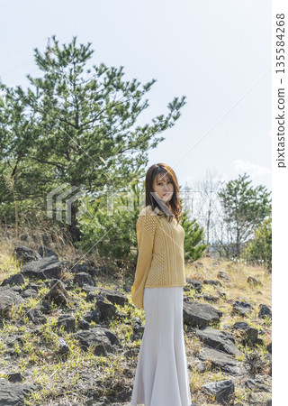 一位女士在美麗的公園放鬆身心 135584268