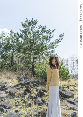 一位女士在美麗的公園放鬆身心 一位女士在美麗的公園放鬆身心 135584269