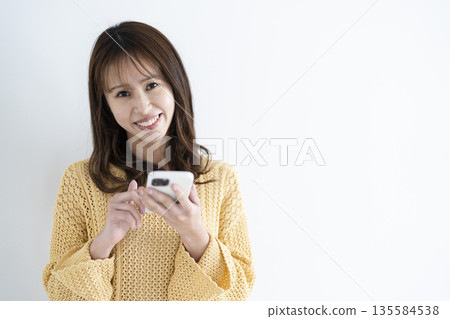使用智能手機的女人 135584538
