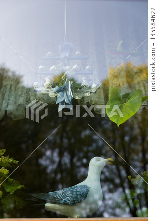 窗台上擺放著鳥形裝飾品 135584622