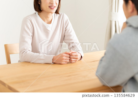 一對中年夫婦正在討論 一對中年夫婦正在討論 135584629