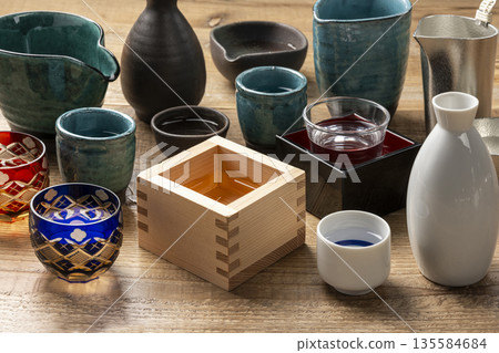 一張充滿日式氛圍的木桌，上面擺放著清酒杯。 135584684