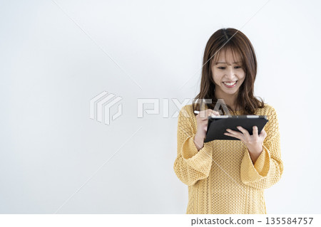 有片劑的少婦 135584757