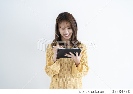 有片劑的少婦 有片劑的少婦 135584758