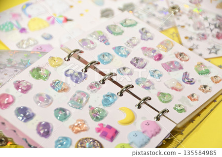 一本貼滿了各種貼紙的貼紙書 135584985