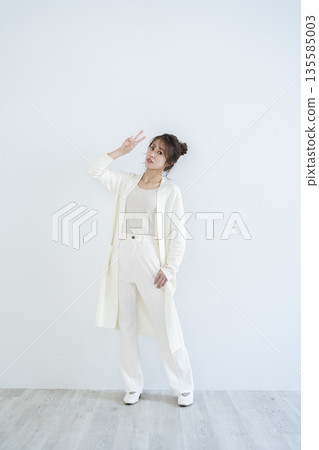 做和平標誌的婦女 做和平標誌的婦女 135585003