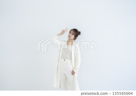 做和平標誌的婦女 做和平標誌的婦女 135585004