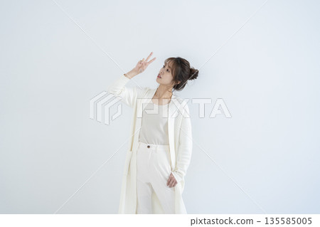 做和平標誌的婦女 做和平標誌的婦女 135585005