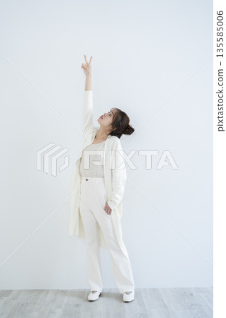 做和平標誌的婦女 135585006