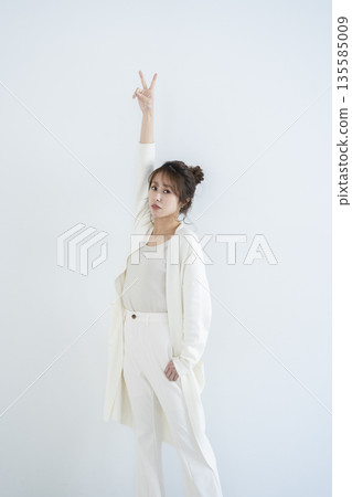做和平標誌的婦女 做和平標誌的婦女 135585009