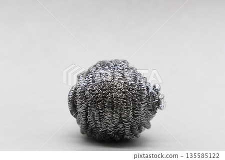 白色背景上的不銹鋼清潔刷 135585122