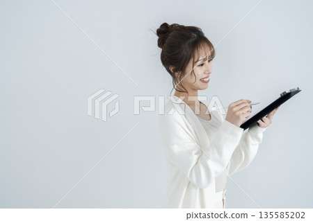 一個操作平板電腦的女人 135585202