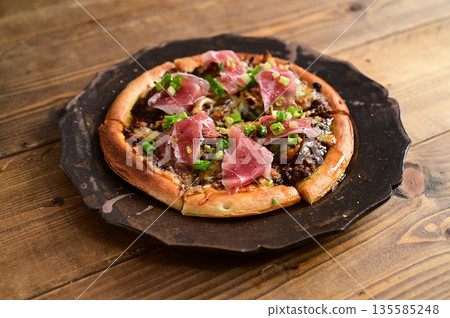 Keema curry pizza topped with prosciutto 135585248