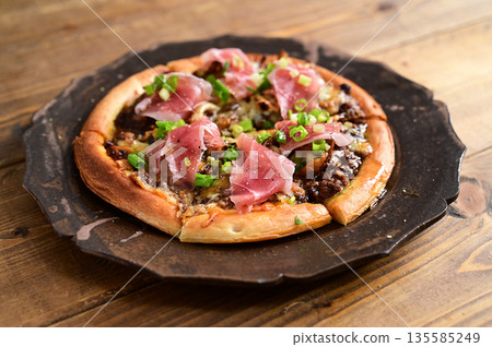 Keema curry pizza topped with prosciutto 135585249