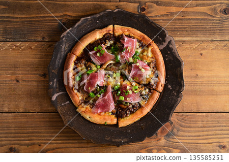 咖哩肉末披薩，上面撒有義大利燻火腿 135585251