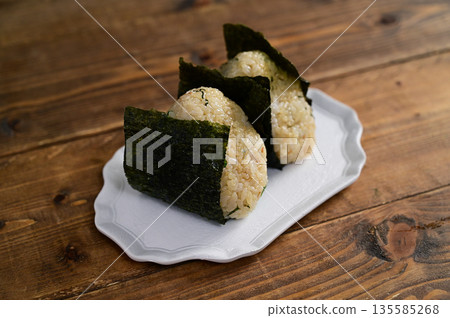 銀魚紫蘇葉飯糰配芥末和醬油 135585268