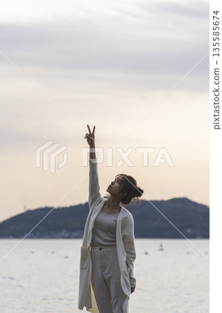 一個女人在沙灘上散步 一個女人在沙灘上散步 135585674