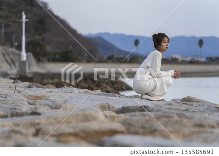 一個女人在沙灘上散步 一個女人在沙灘上散步 135585691